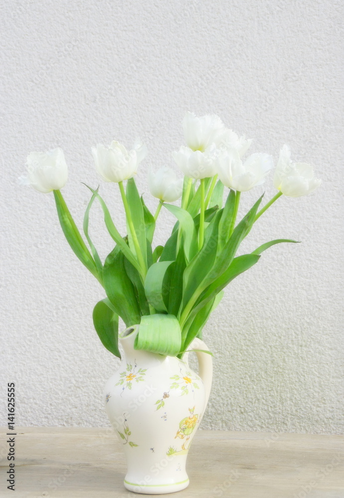 bouquet de tulipes blanches dans vase déco Stock Photo | Adobe Stock