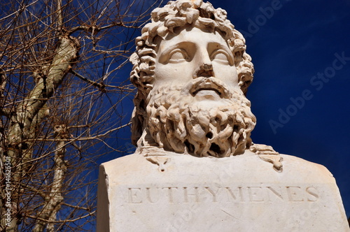 Statue von Pythéas und Euthménes am Hafen von Marseille  photo