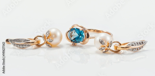 Elegant gold ring with Topaz and gold earrings with natural pearls