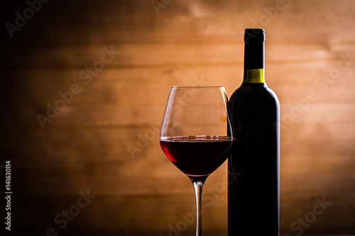 赤ワインとワインボトル