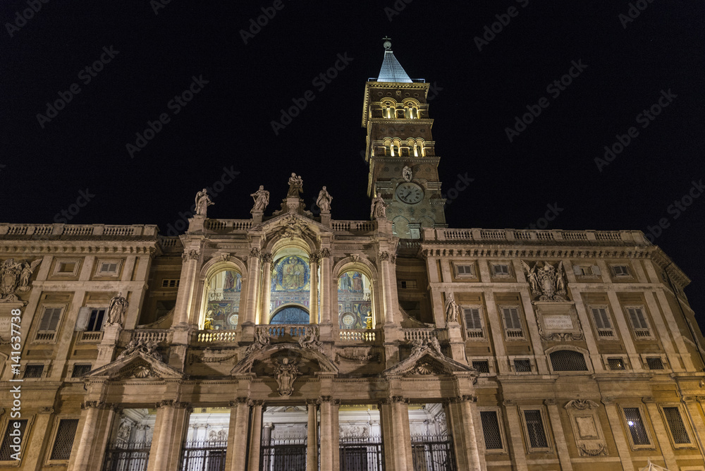 Fototapeta premium Basilica di Santa Maria Maggiore at night in Rome, Italy.