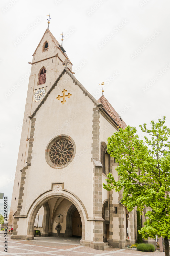 Obraz premium Marling, Dorf, Kirche, Dorfkirche, Kirchplatz, Vinschgau, Waalweg, Marlinger Waalweg, Wanderweg, Meran, Frühling, Italien