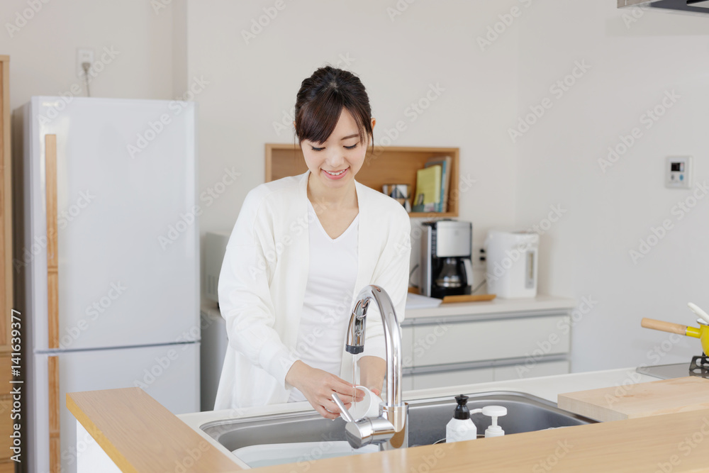 洗い物をする女性・キッチン