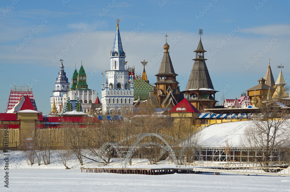 Obraz premium Moscow, Russia - February 16, 2017: Winter views of the Izmailovo Kremlin from the Serebryano-Vinogradny pond