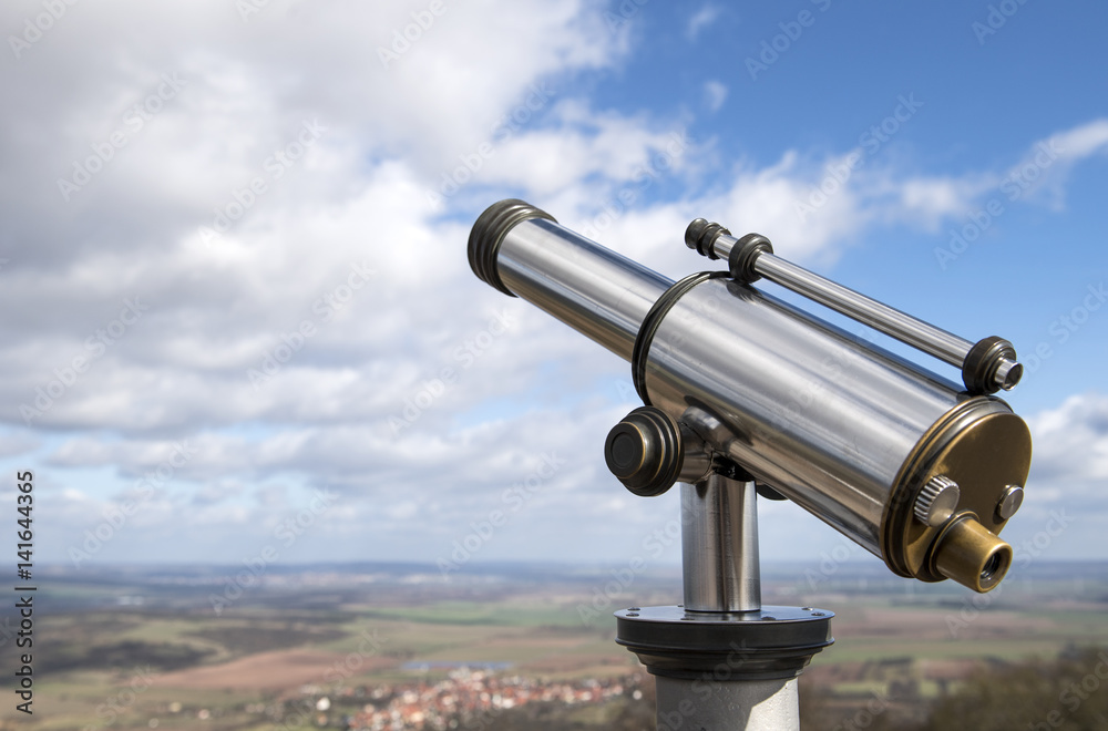 Metallisches Fernglas oder Binokular zum beobachten auf einer touristischen Sehenswürdigkeit Metallisches Fernglas oder Binokular zum beobachten auf einer touristischen Sehenswürdigkeit