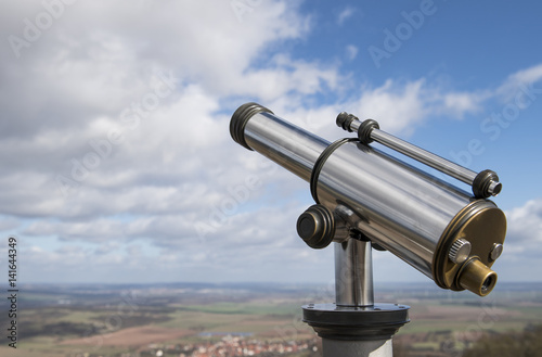 Edelstahlfernrohr vor Blauem Himmel auf Aussichtswarte