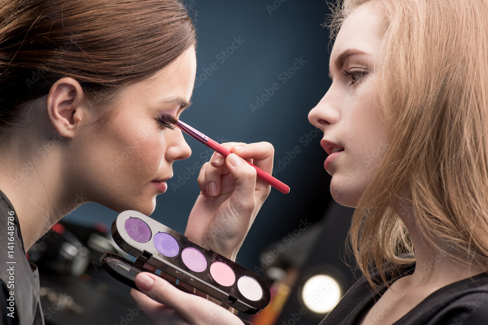 Obraz premium Make-up artist applying eyeshadow