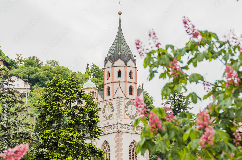 Obraz premium Meran, Altstadt, Stadt, Kirche, St. Nikolaus, Pfarrkirche, Stadtzentrum, Altstadthäuser, Frühling, Vinschgau, Südtirol, Italien
