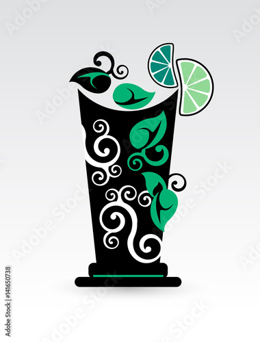 Happy hour cocktail mojito con menta e lime in un bicchiere con foglie e decorazioni