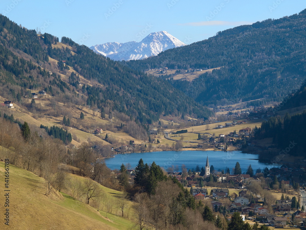 Der Feldsee (Brennsee) im Gegendtal  mit dem Mittagskogel / Kärnten / Österreich