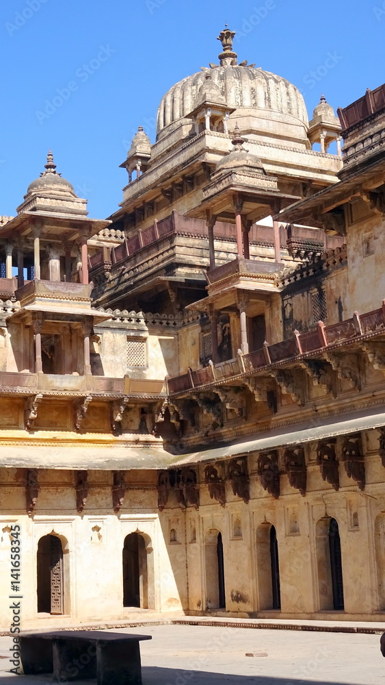 Cúpula y galerías en el Raj Mahal. Orchha. Madhya Pradesh . India 