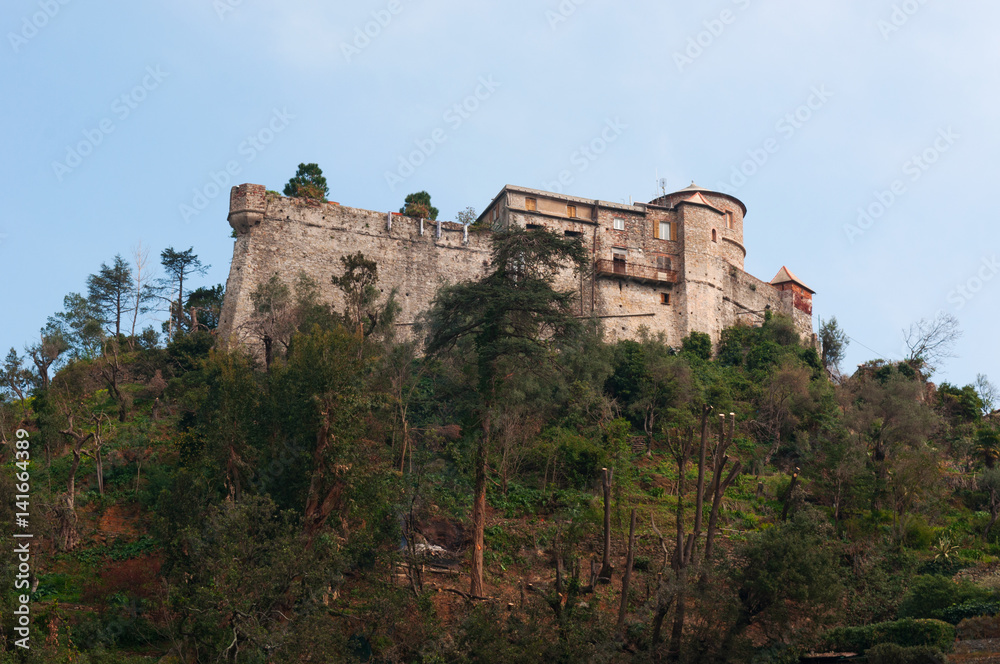 Italia, 16/03/2017: vista del Castello Brown, noto come Castello di San Giorgio, residenza difensiva e nobile sulla collina che domina la baia di Portofino
