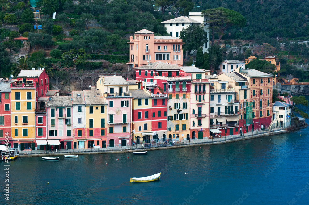 Italia, 16/03/2017: vista del porto e della baia di Portofino, villaggio di pescatori famoso per il pittoresco porto e le sue case colorate