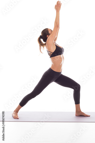 ragazza bellissima pratica yoga in studio su fondale bianco 