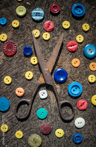 Старые ржавые ножницы и разноцветные пуговицы. Набор портного в стиле ретро