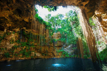Sierkussen Mexico Zonnestralen boven cenote Ik-Kil  © Sergey Novikov