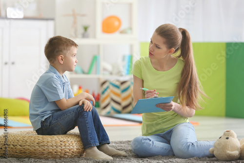 Young female psychologist w...