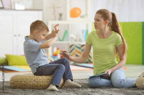 Young female psychologist w...