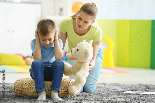Young female psychologist w...