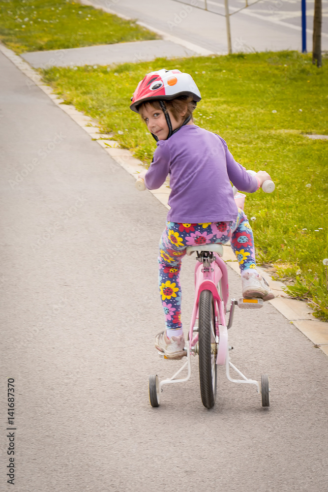 Naklejka premium Little Girl Wear Sports Helmet