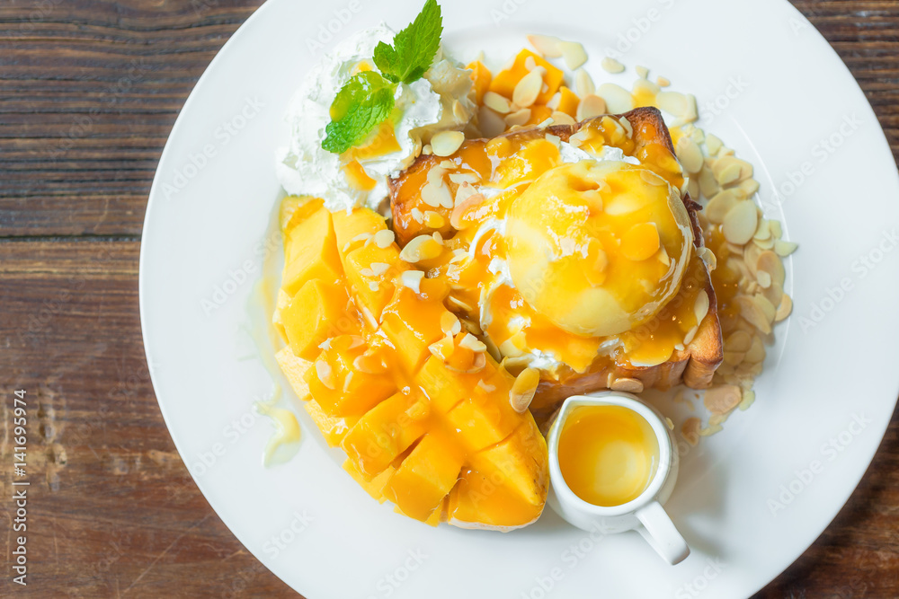 Ripe mango ice cream with honey toast Ripe mango ice cream with honey toast