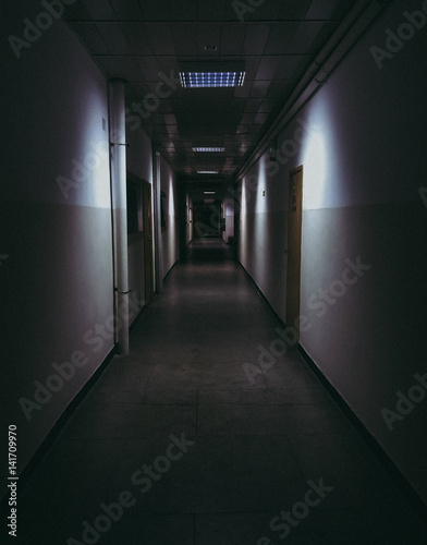 Foto Long dark creepy hallway.