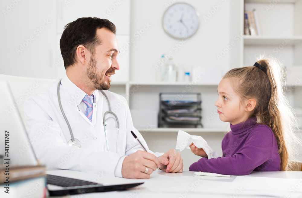 Obraz premium Male doctor and little girl