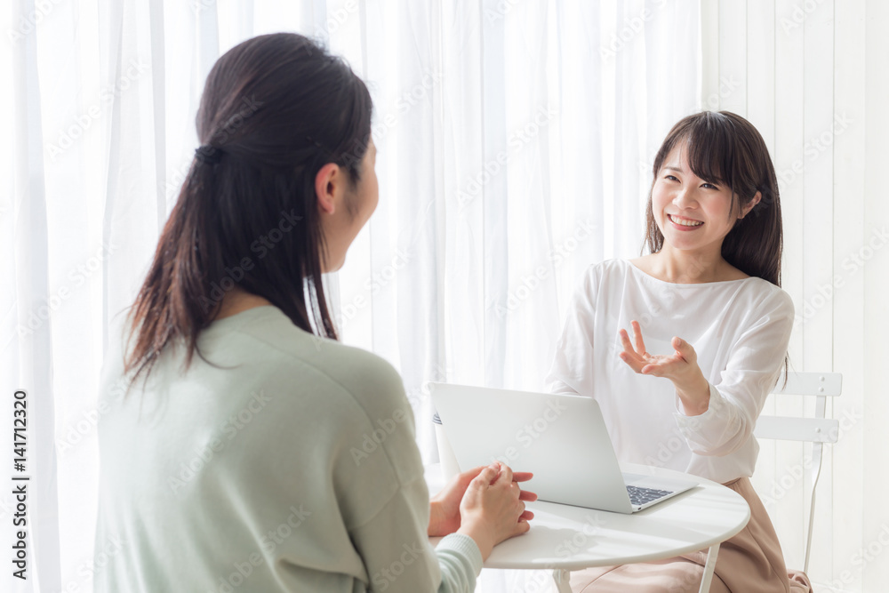 女性 打ち合わせ 女性 打ち合わせ