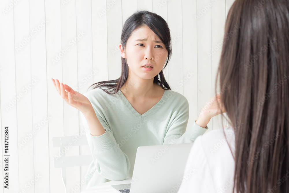 女性 打ち合わせ 女性 打ち合わせ