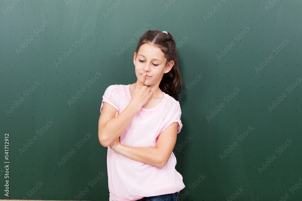 Mädchen vor der Tafel Mädchen vor der Tafel