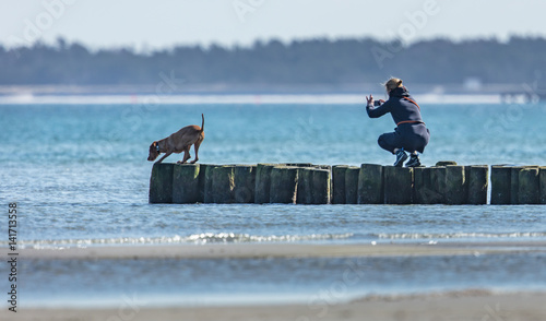 Fototapeta Naklejka Na Ścianę i Meble -  mit Hund am meer