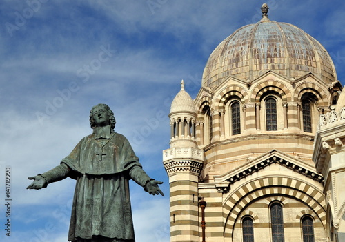 Statue des Monsignore de Belsunce vor der Cathédrale de la Major in Marseile photo