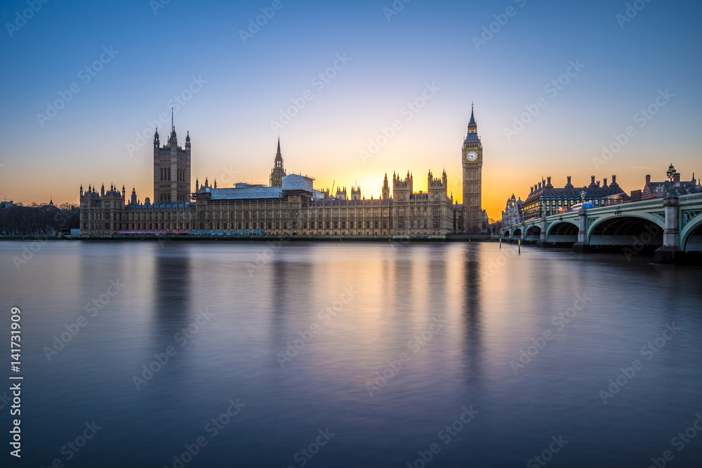 Naklejka premium Big Ben and the houses of Parliament in London at dusk