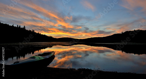 Coucher soleil lac montagne Canada