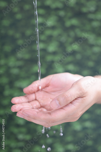 水をすくう女性の手