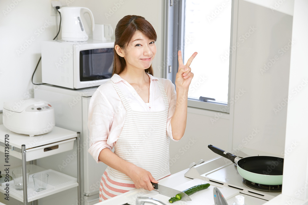 主婦 ピースサイン 主婦 ピースサイン