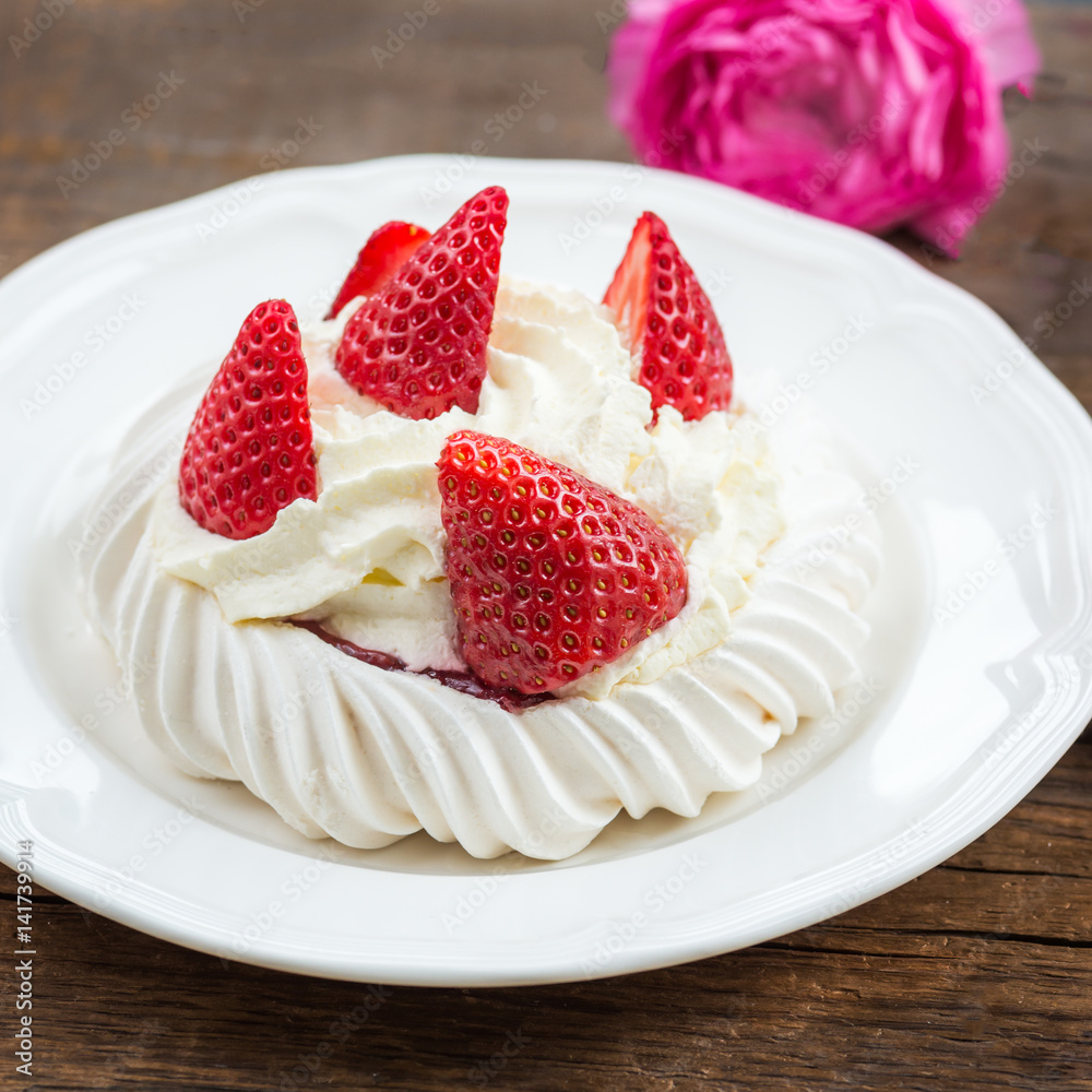 Mini Pavlova Meringue Cake with Fresh Strawberries Mini Pavlova Meringue Cake with Fresh Strawberries