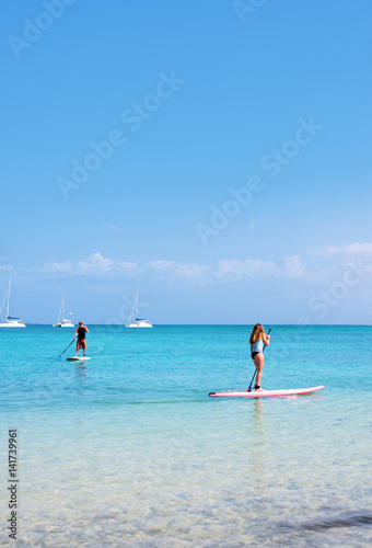 jolie jeune femme sur son surf © Image'in