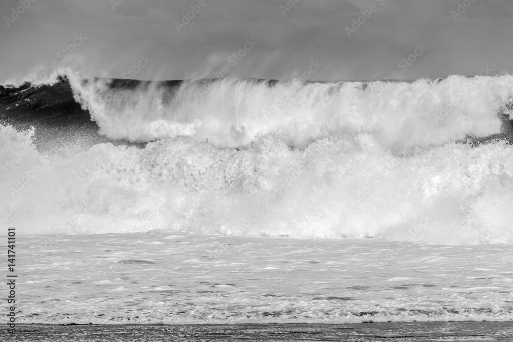 Houle cyclonique, puissantes déferlantes sur plage de l'Etang-Salé-les-Bains, Réunion 