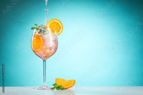 Obraz na plátně The rose exotic cocktail and fruit on blue