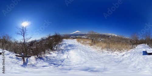 山中湖高指山山頂からの雪道の富士山360°全天球画像 © gandeaux