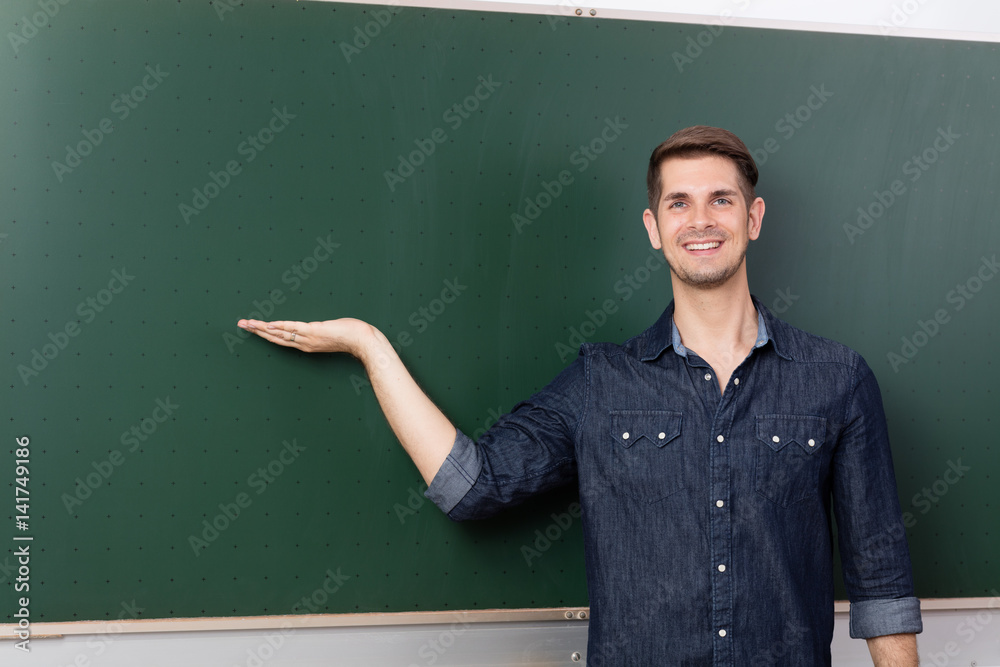 Lehrer vor einer Tafel