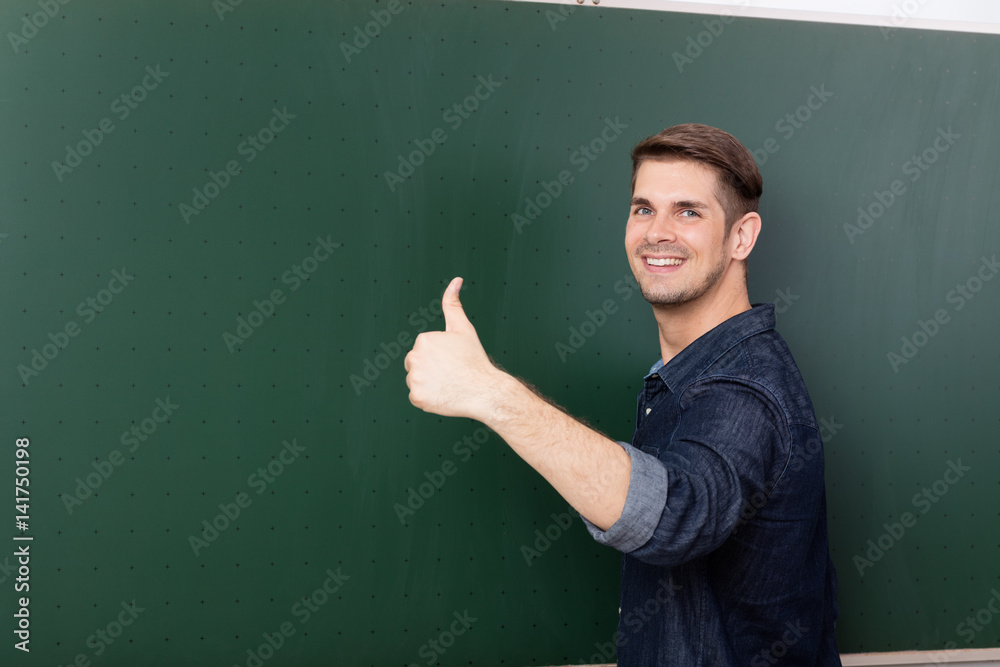 Lehrer vor einer Tafel