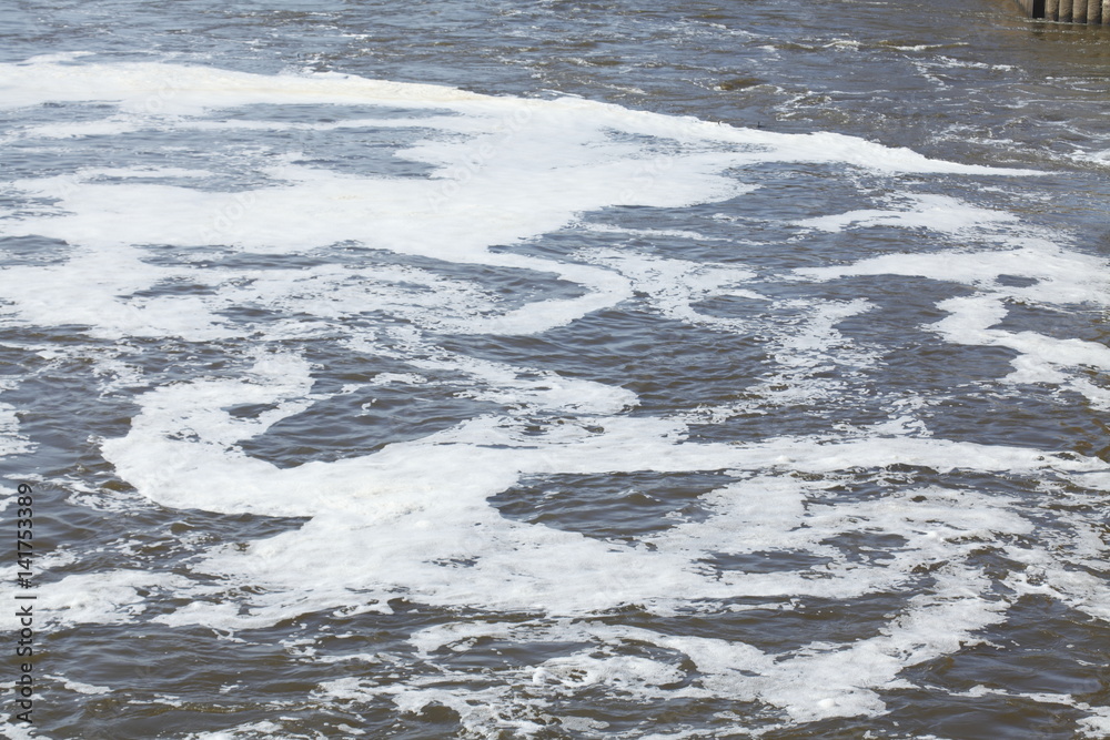 Schäumendes Wasser in einem Fluss Schäumendes Wasser in einem Fluss