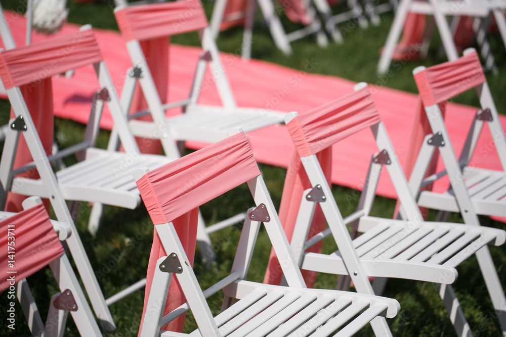 Wedding registration beautiful in nature. White chairs for visiting registration. Pink tent with white flowers for the exit registration. Wedding details Wedding registration beautiful in nature. White chairs for visiting registration. Pink tent with white flowers for the exit registration. Wedding details