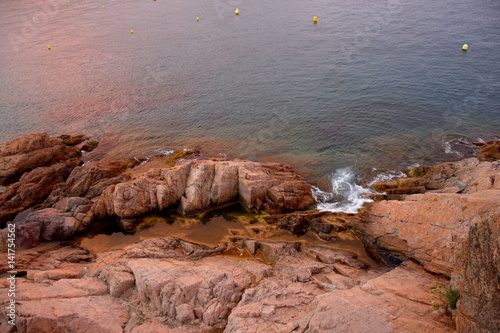 Costa spagnola a Tossa de mar spiaggia rocce tramonto caldo estate paesaggio bello tranquillo colore