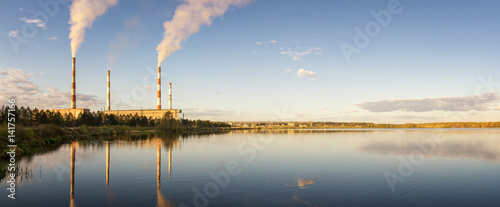 панорама Рефтинская электростанция возле водоема, Россия, Урал