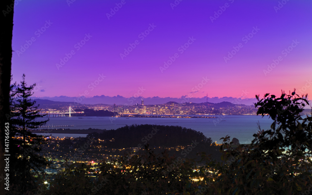 Fototapeta premium Panorama Night View of San Francisco Bay, East Bay, Oakland, Berkeley, Richmond, El Cerrito, Kensington