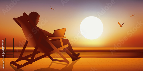 piscine - détente - vacances - chaise longue -ordinateur - coucher de soleil
