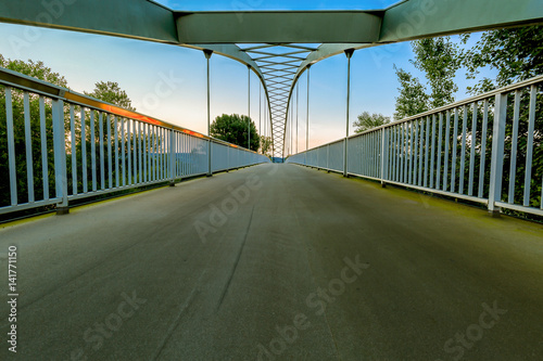 St. Kiliansbrücke zwischen Karlstein und Mainhausen vor Sonnenaufgang,  am Main zwischen Bayern und Hessen, Deutschland
